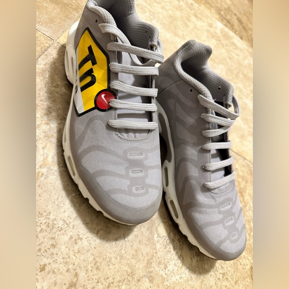 Nike Air Max Plus Big Logo Wolf Grey - Picture 2 of 5